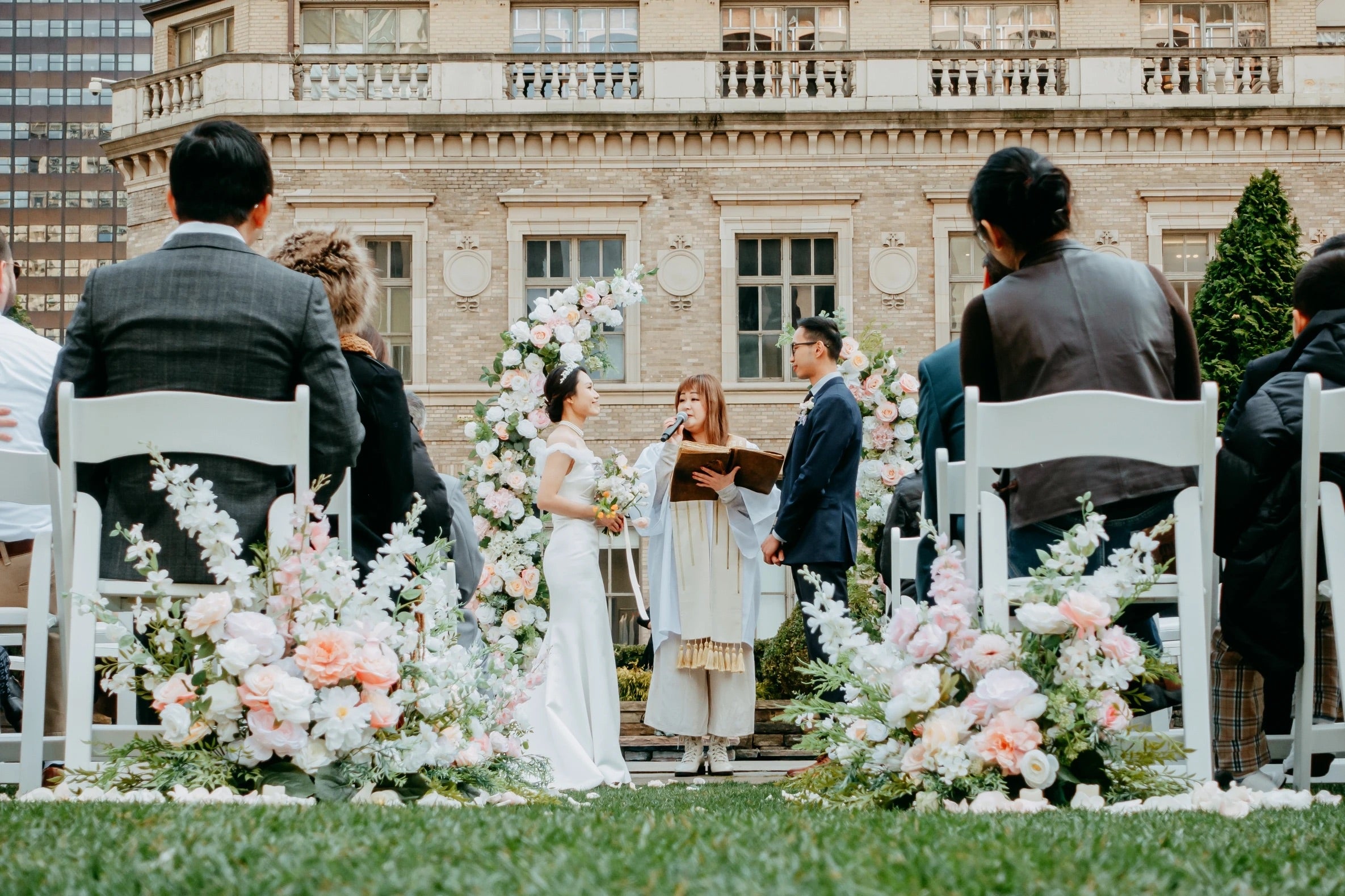 620 Loft & Garden｜Green, White & Champagne｜NYC Wedding Florals