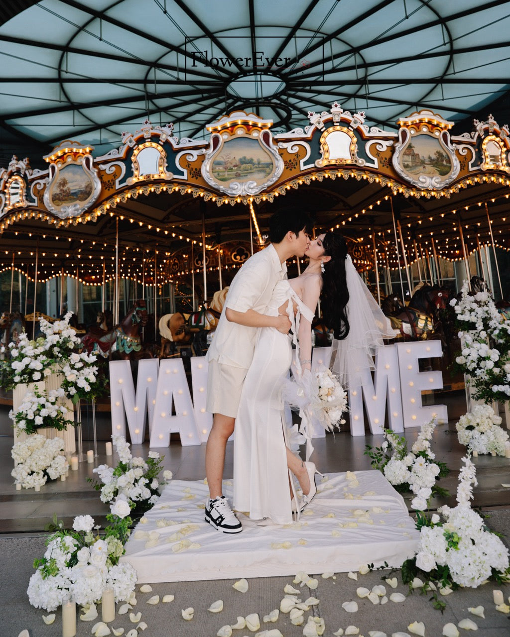 NYC Jane's Carousel Proposal｜Brooklyn｜White & Green Florals