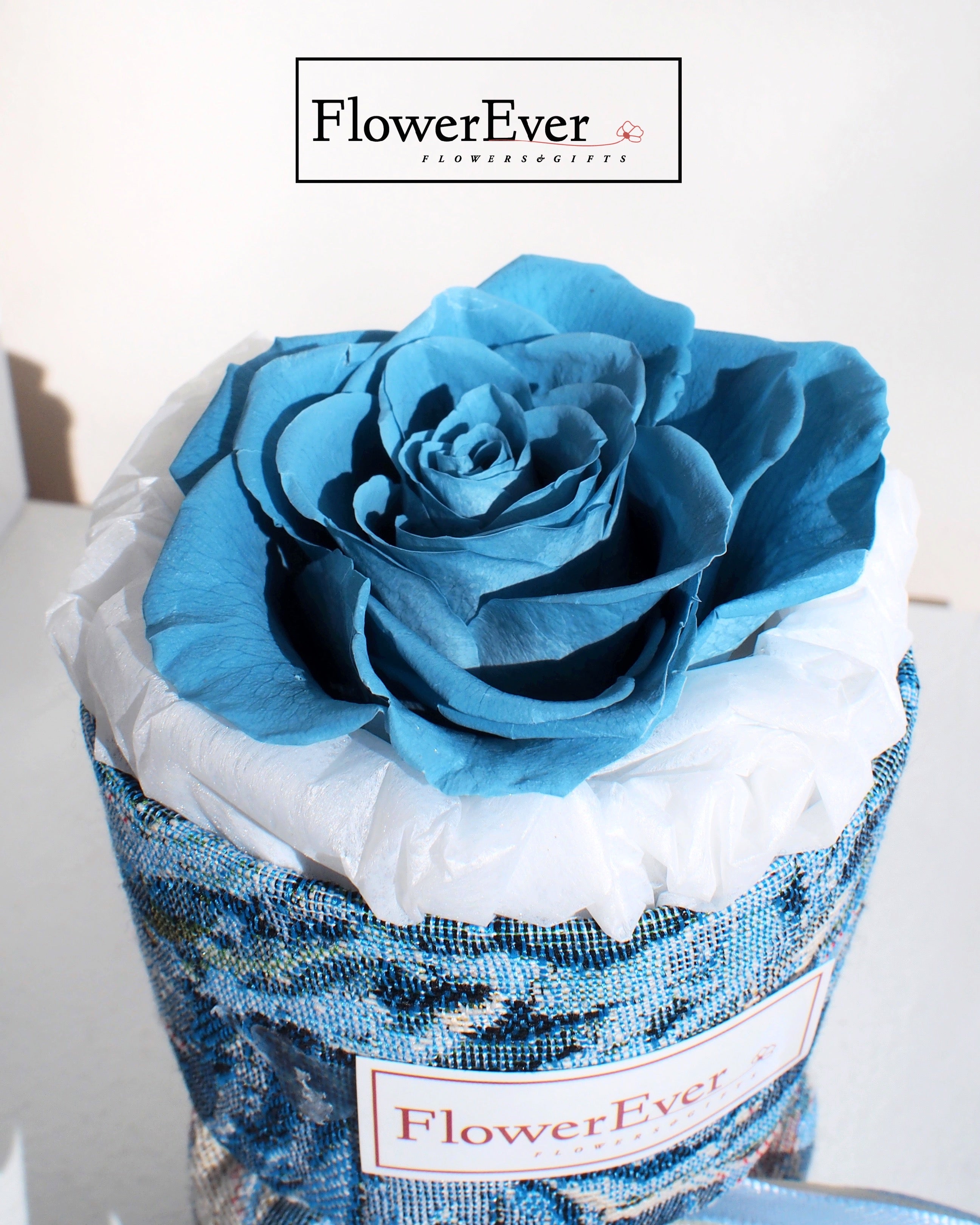 Charming Handheld Mini Bouquet Featuring a Single Blue Preserved Rose