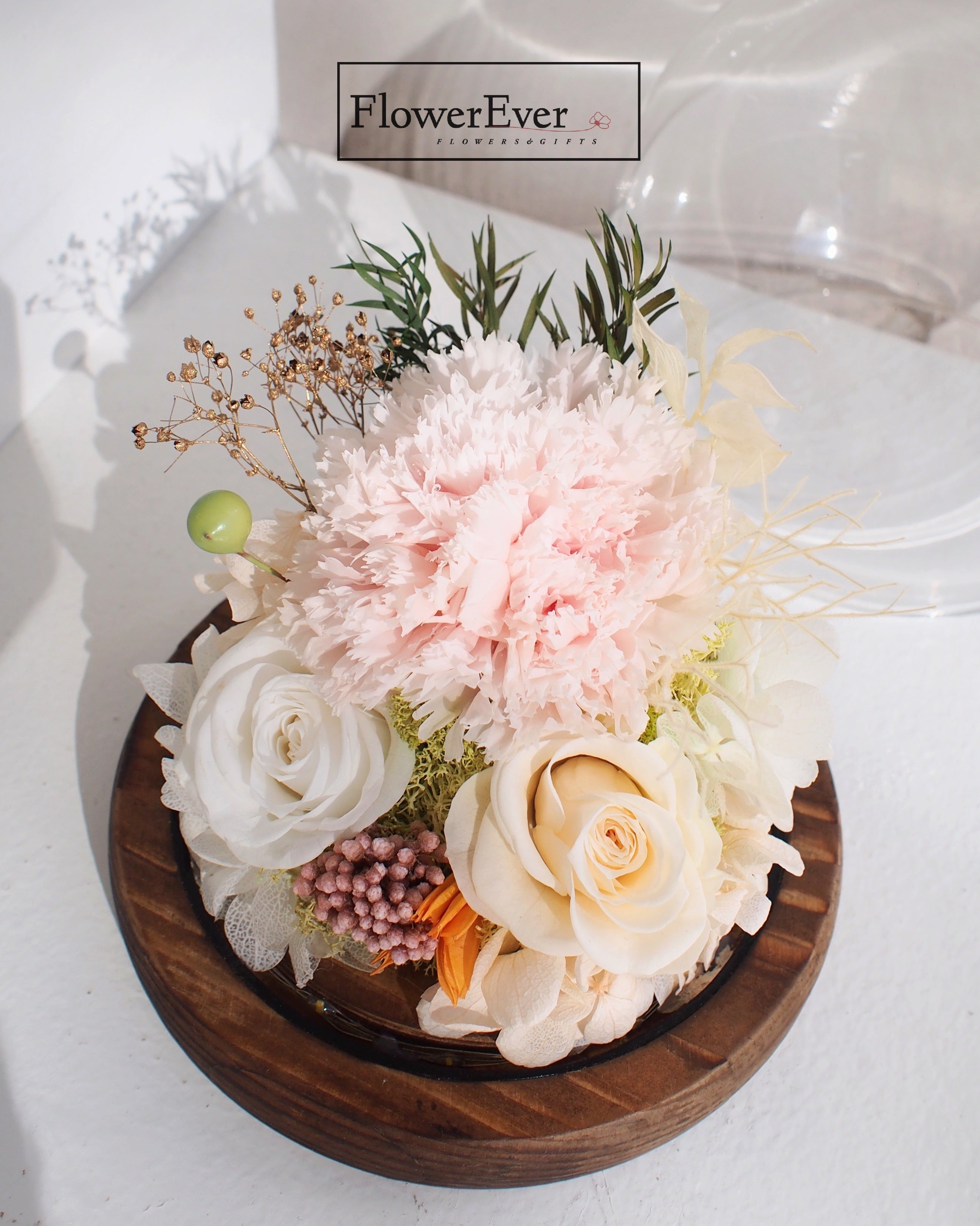 A decor gift containing preserved Pink carnations and champagne roses