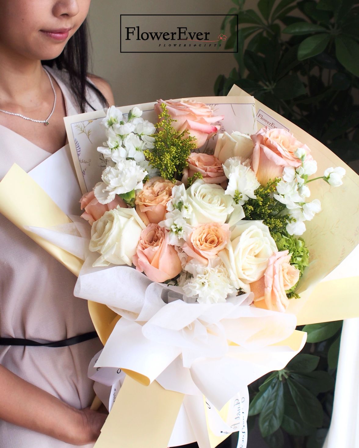 Florist_holding_bouquet