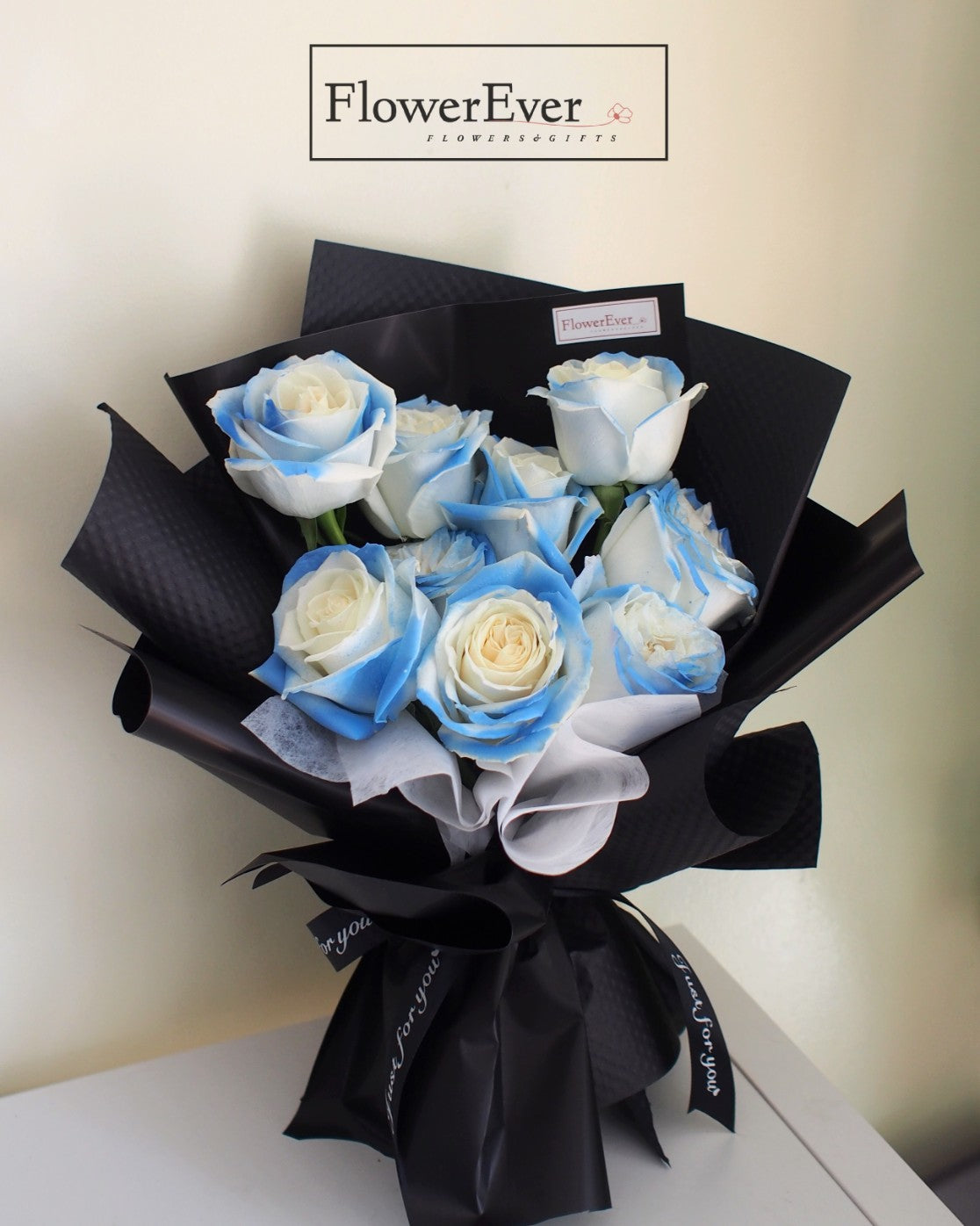 Elegant Floral Gift: 12-Stem Ice Blue Rose Bouquet in Black Wrap