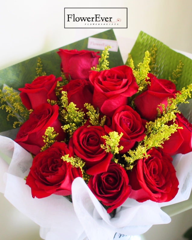 Elegant Arrangement: 12 Stunning Red Roses in Sophisticated Green Wrap