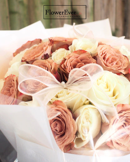 A Bouquet to Remember: Deluxe Cappuccino &amp; White Rose Arrangement